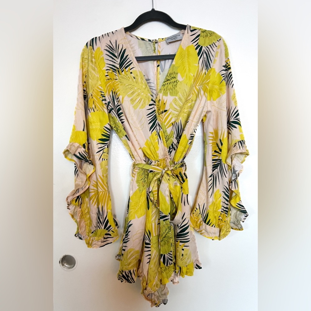 Dress Forum Women’s Flowy Romper, Palm Royale tropical pattern size Med